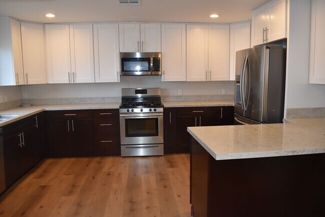 Foto del edificio - 3 Bedroom 1 Bath Upgraded Home with Large ...