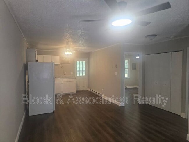 Building Photo - 506 Lake Dr