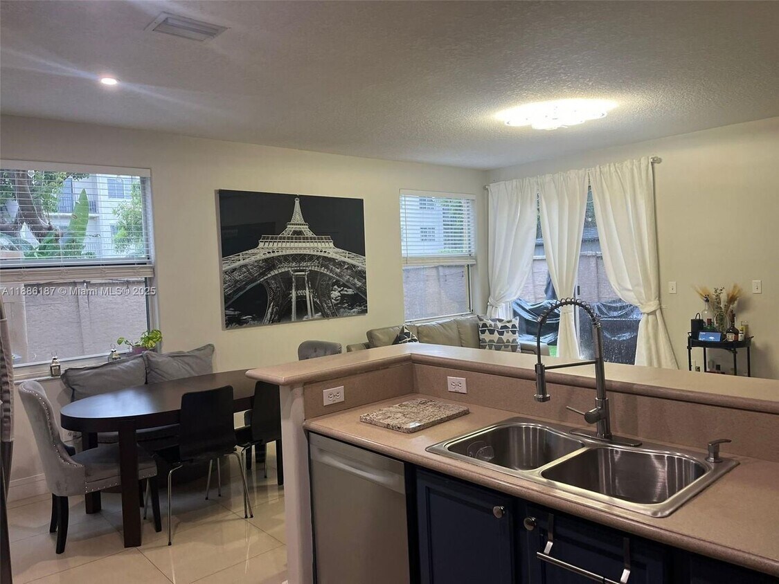 Foto principal - 10866 NW 51st Ln