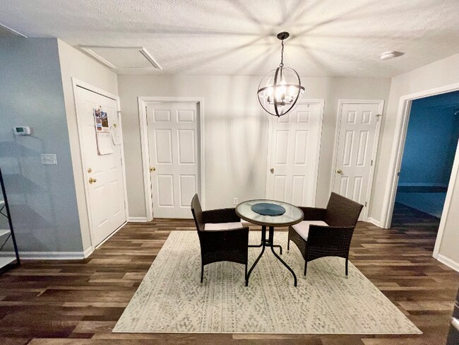 Foto del edificio - 212 Oaklawn Dr