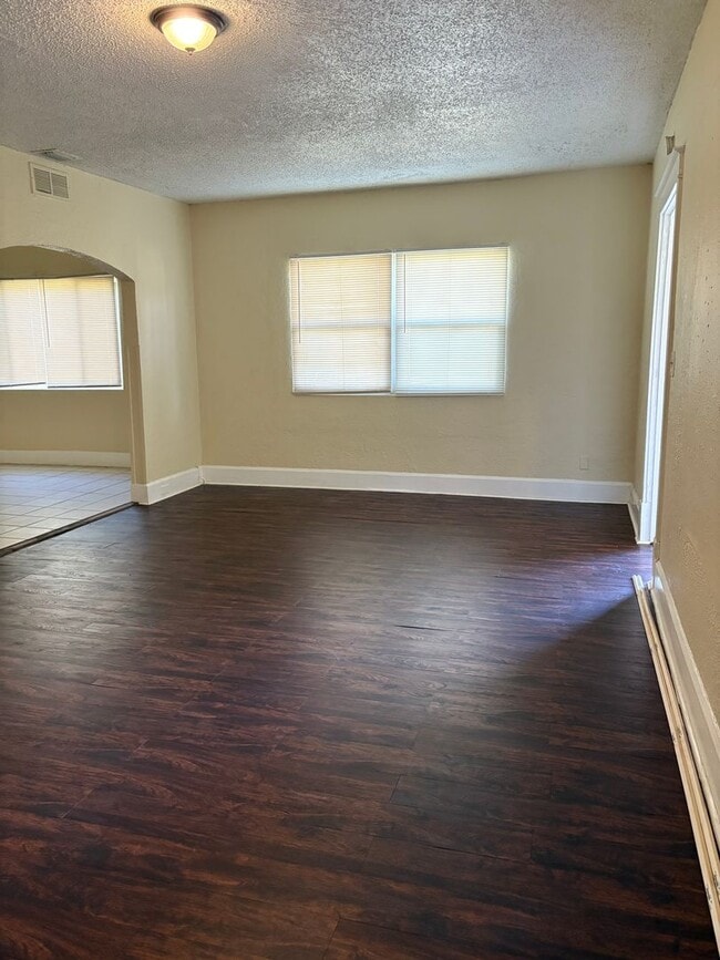 Building Photo - Large 4 bedroom 1 Bath House for rent