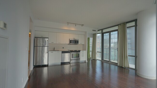 Photo du bâtiment - 832-1832 Bay St.