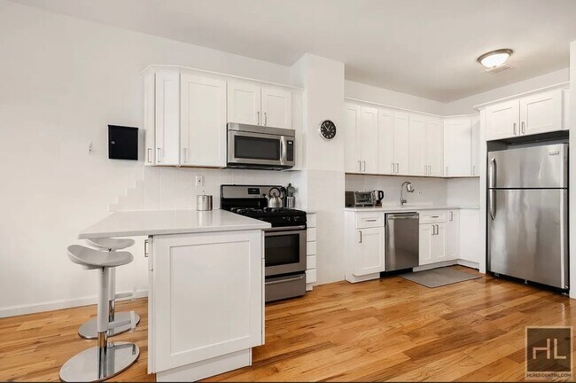 Building Photo - Beautifully renovated 3 three-bed, 2 bath ...
