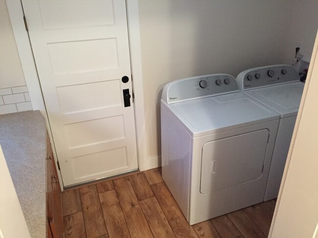 Building Photo - 908 E 8th St