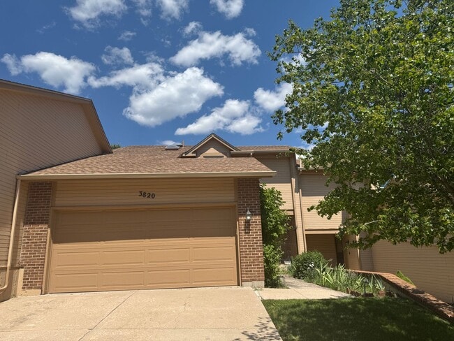 2 BEDROOM, 2 1/2 BATH TOWNHOME W/2 CAR GAR... - 2 BEDROOM, 2 1/2 BATH TOWNHOME W/2 CAR GAR...