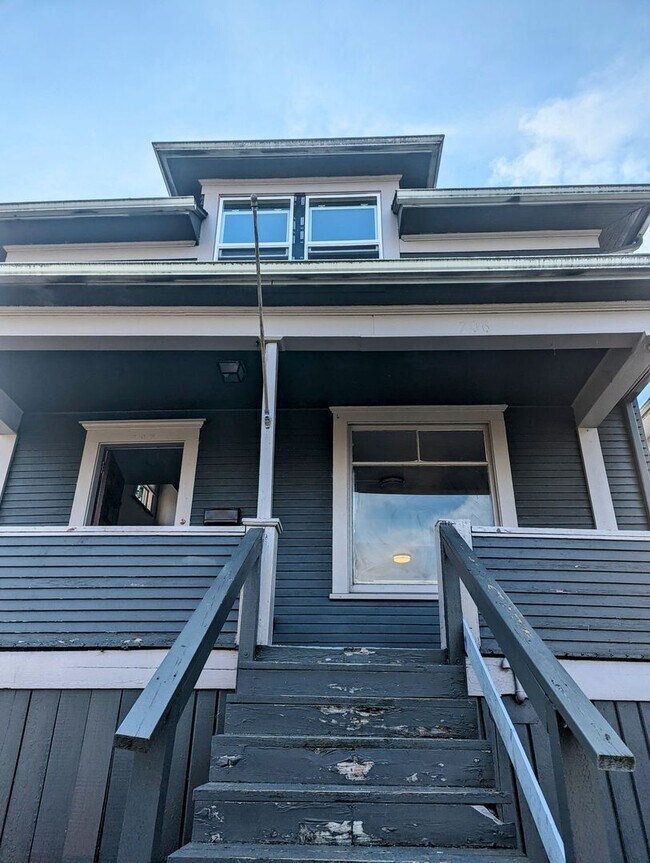 Building Photo - SHOWING 2/26 @11am   5 Bedroom 2 Bath Hous...