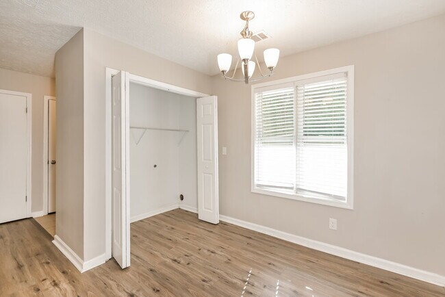 Building Photo - 353 Knollwood Ln