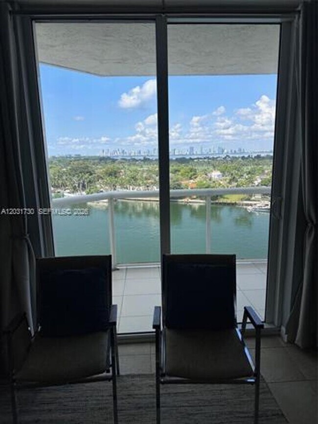 Foto del edificio - 5880 Collins Ave