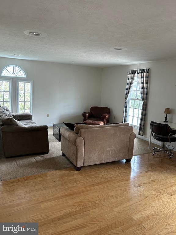 Foto del edificio - 348 Chestnut Grove Rd