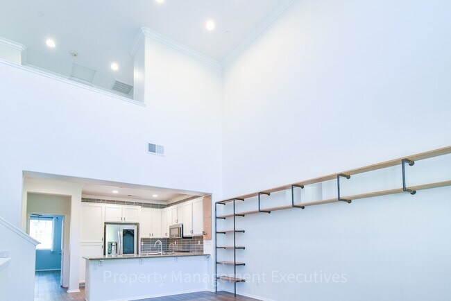 Foto del edificio - Beautiful 4 Bed, 3.5 Bath Townhouse