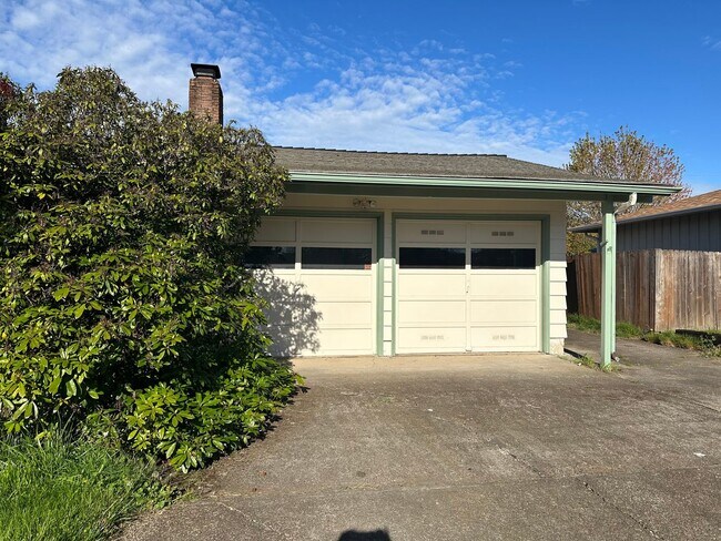 Foto del edificio - 3 bedroom, single level, 3-car garage spac...