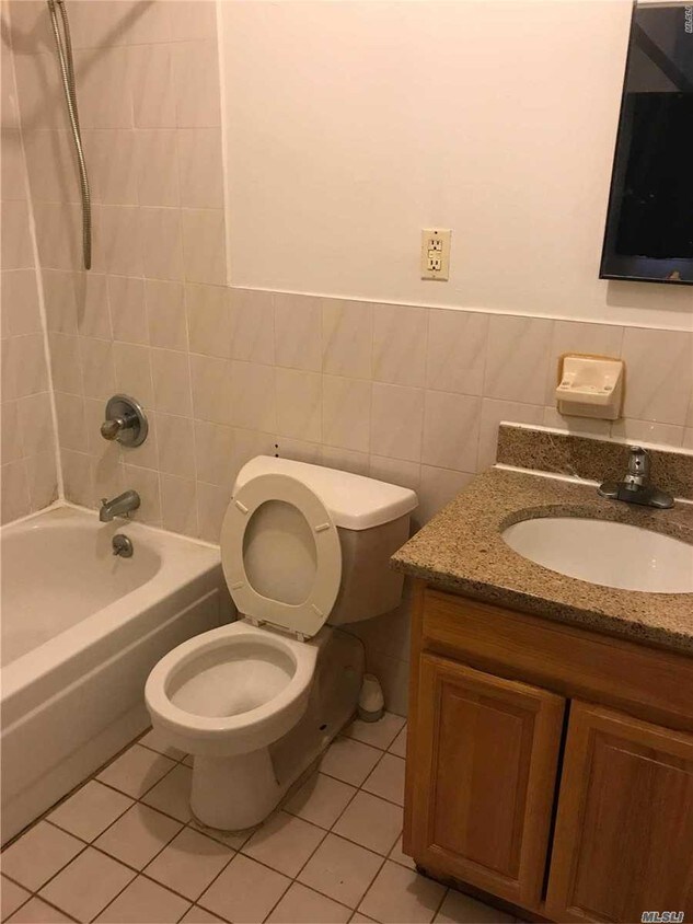 Building Photo - 32-01 Leavitt St