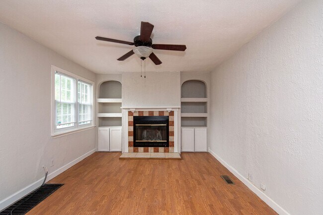 Building Photo - COLERAIN- 2+ BED/1+ BATH W/ LARGE YARD
