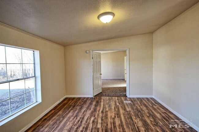 Foto del edificio - 3 Bedroom, 2 Bathroom home on half acre lot