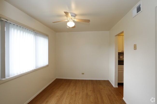2BR, 1BA - 850SF - Dining Room - Kennedy Crossing Apartments