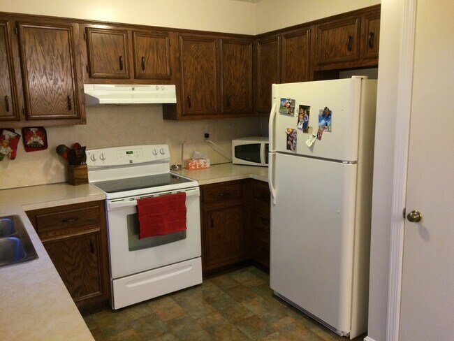 Building Photo - 2 bed/1.5 bath Townhouse