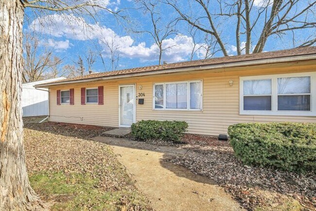 Building Photo - Updated & Spacious 4 Bedroom home in Urbana - Available Now
