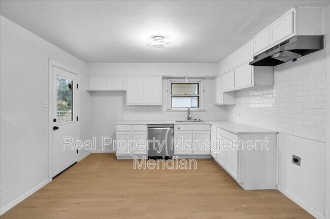 Foto del edificio - 2424 Cloverdale St