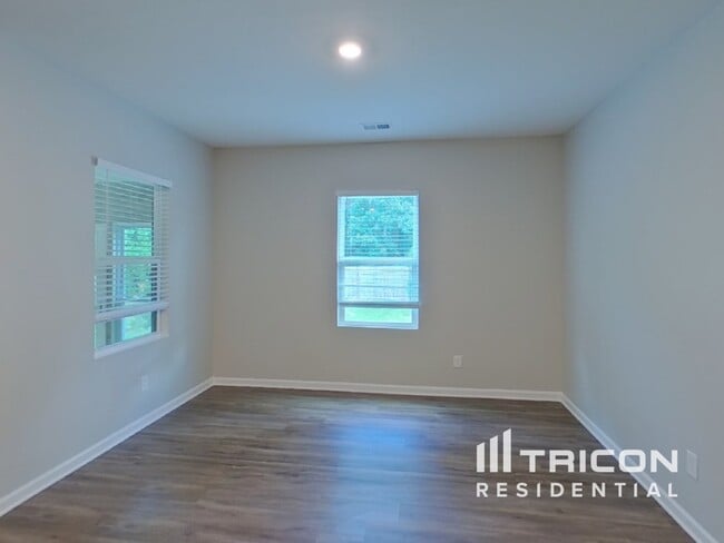 Building Photo - 225 Sinclair Way