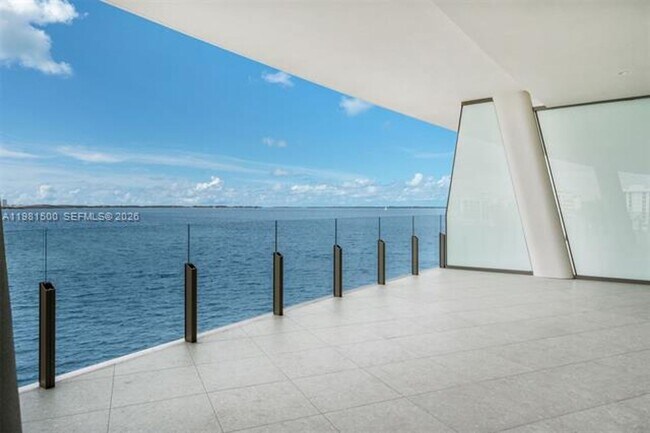 Foto del edificio - 5 Grove Isle Dr