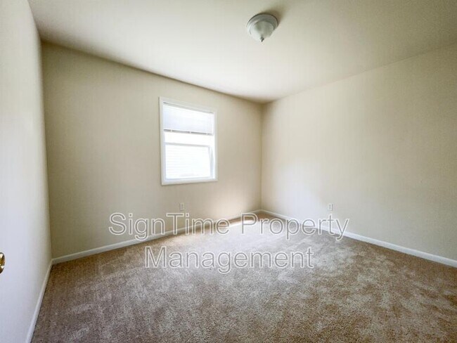 Foto del edificio - 225 Wakefield Rd