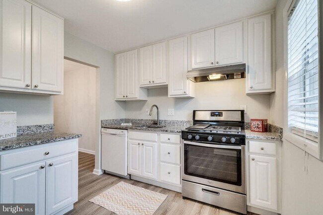 Building Photo - 7451 Larne Ln