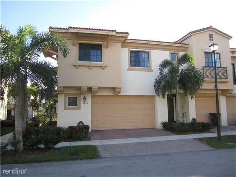 Primary Photo - 4740 Grand Cypress Cir N