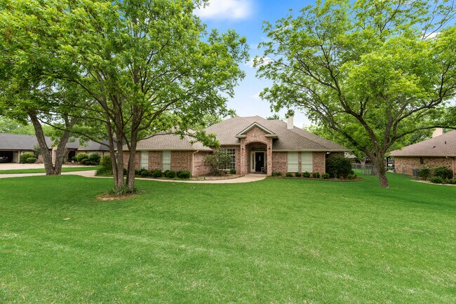 Foto del edificio - 8911 Hickory Hill Dr