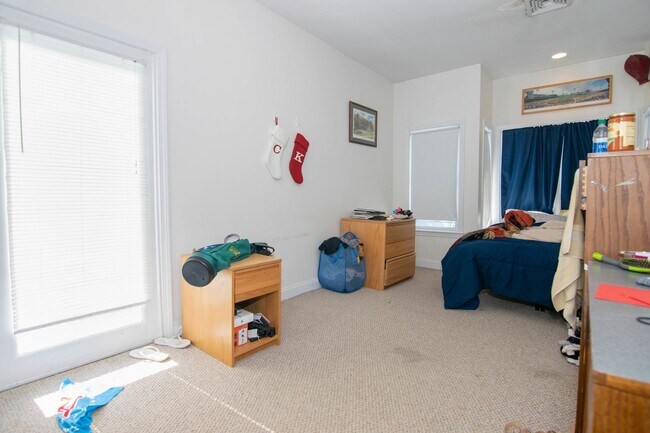 Foto del edificio - WOW!!  NO FEE!!!   BRIGHTON CENTER 3 BED/2.5 BATH WITH PARKING INCLUDED FOR JUNE 1ST!!