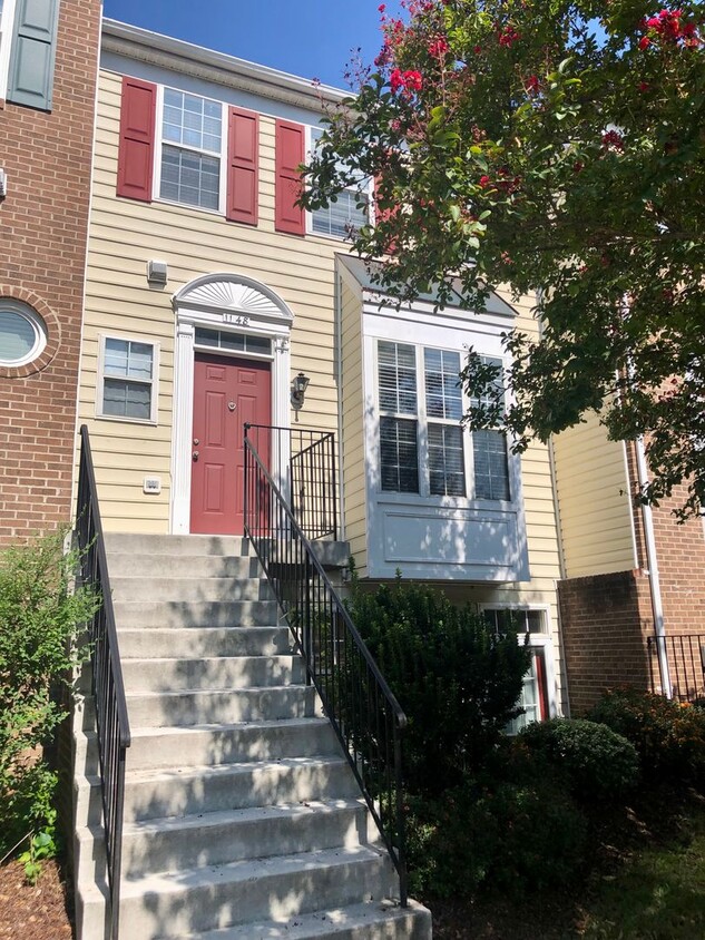 Primary Photo - Charming 3 BR single Townhouse available now