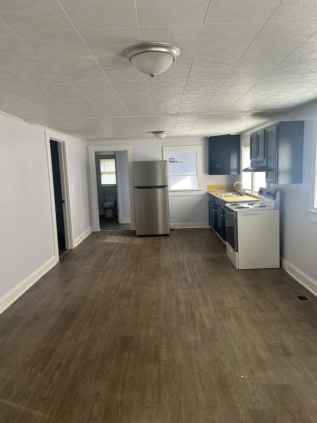 Kitchen/Living room open floor plan - 122 Ross St