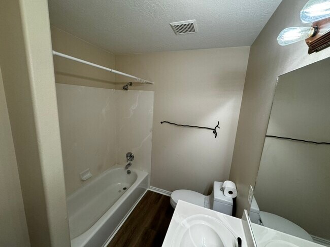 Building Photo - 824 Hamlet Cir S