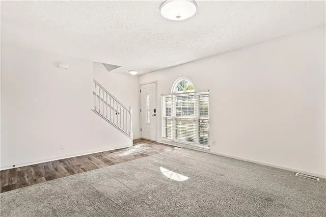 Foto del edificio - 215 Stonebridge Ln