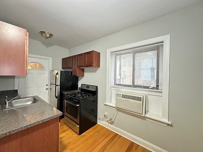 Foto del edificio - 3737 N Pine Grove Ave