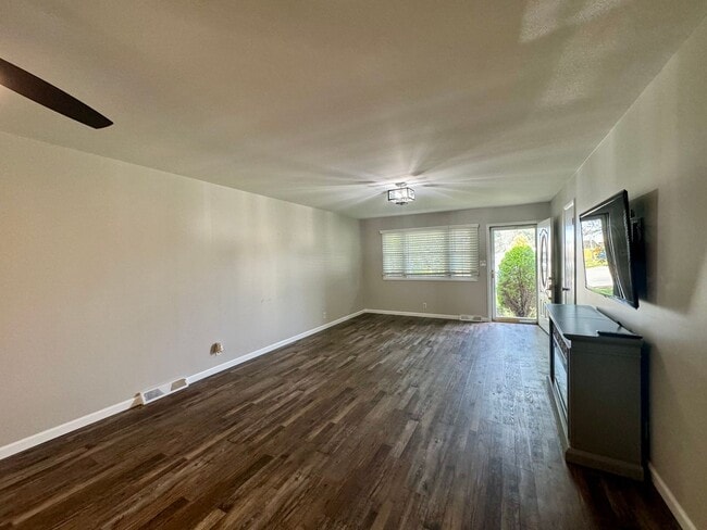 Building Photo - Well maintained 3-bedroom 1.5-bathroom ran...