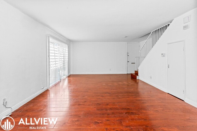 Foto del edificio - 2 Bed, 1.5 Bath Townhome Available NOW in ...