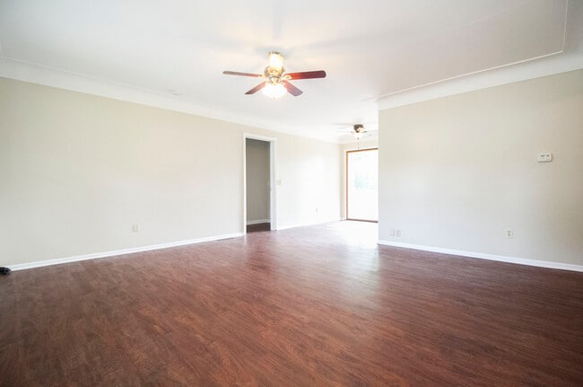Building Photo - 3001 Edgebrook Dr