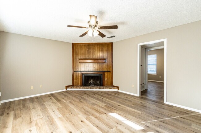 Foto del edificio - 2-Bedroom Home with Fireplace!