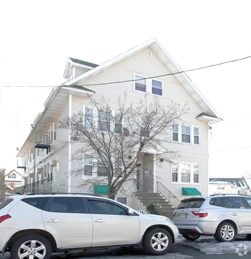 Building Photo - 641 Van Buren Ave