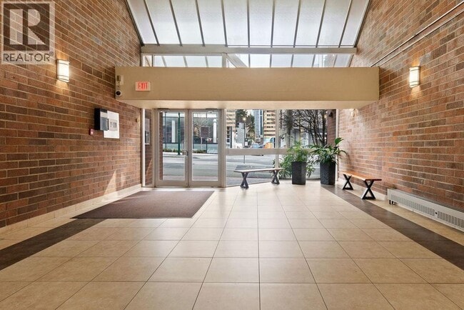 Building Photo - 950 Drake St