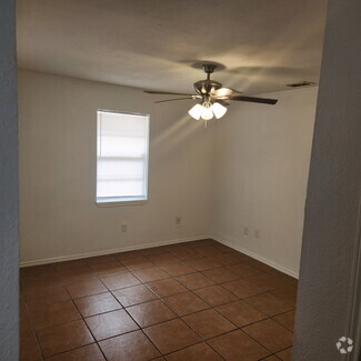 Building Photo - 1113 W Cano St