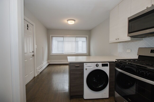Foto del edificio - Cozy 1 Bedroom Apartment in Ideal Edgewate...