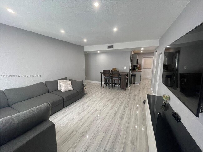 Foto del edificio - 10285 NW 80th Ct