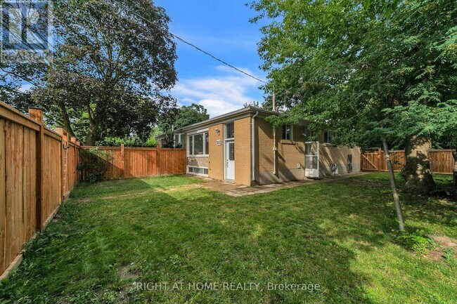 Building Photo - 303 Blue Grass Blvd