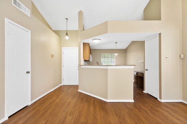 Foto del edificio - 8007 Forest Crossing