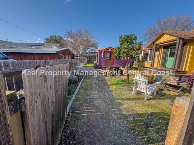 Building Photo - AVAILABLE NOW - Partially Furnished Quaint...