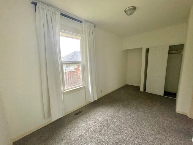 Photo - 9657 N Leonard St House