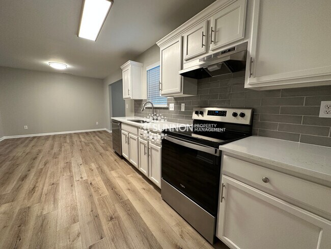 Building Photo - Newly Remodeled 5 Bed 2.5 Bath