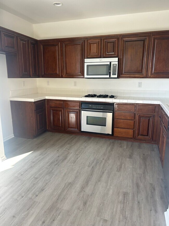Foto del edificio - 4BR/2.5BA Townhouse with a view