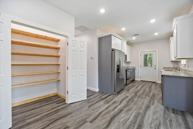 Cocina con despensa incorporada - 108 W Locust St